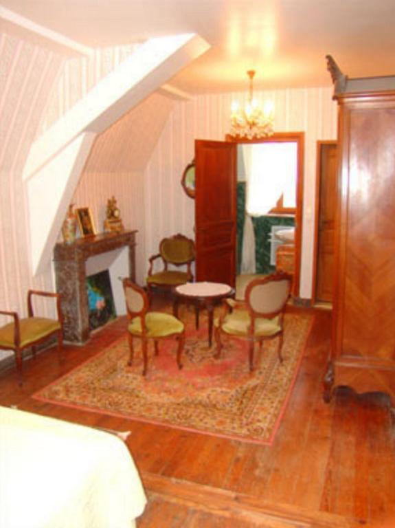 Chateau De La Court D'Aron Bed & Breakfast Saint-Cyr-en-Talmondais Room photo