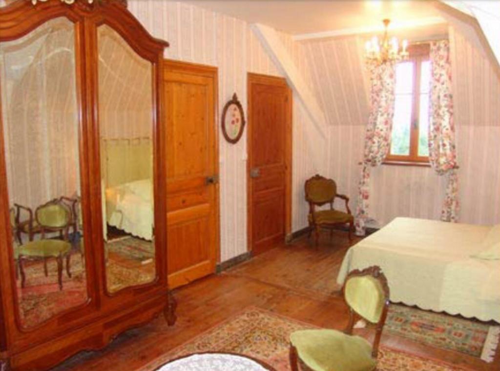 Chateau De La Court D'Aron Bed & Breakfast Saint-Cyr-en-Talmondais Room photo